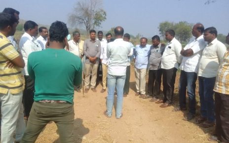 కుక్కల దాడిలో 12 జీవాల మృతి 60 వేల రూపాయల నష్టం ఎల్లారెడ్డి పేట: 25 జనవరి , 2023 కుక్కల దాడిలో 12 జీవాలు మృతి చెందిన సంఘటన అల్మాస్ పూర్ లో చోటు చేసుకుంది.వివరాల్లోకి వేళితే వీర్నపల్లి మండలం లోని మద్దిమల్ల కు చెందిన కేశవేణి ఎల్లయ్య యాదవ్, ప్యాట్ల ఎల్లయ యాదవ్ , దయ్యాల మల్లయ్య యాదవ్ లు జీవాలను పెంచుకుంటూ జీవిస్తున్నారు. ఉపాధి లో భాగంగా ఎల్లారెడ్డిపేట మండలం అల్మాస్ పూర్ లో ఉన్న జీవాల మంద పై కుక్కలు దాడి చేయడం తో 12 జీవాలు మరణించినట్లు బాధితులు తెలిపారు.ముగ్గరికి చెందిన 12 జీవాల మరణం తో తమకు 60 వేల రూపాయల నష్టం జరిగిందని బాధితులు రోదిస్తూ పెర్కోన్నారు. జీవాలకు మద్దిమల్ల లో మేత లేకపోవడం తో అల్మాస్ పూర్ కు మణ్యం ద్వారా వలస వచ్చామన్నారు. కేశవేణి నర్సయ్య యాదవ్ పోలం లో జీవాల మంద ఏర్పాటు చేశామన్నారు.మంగళవారం సాయంత్రం ప్రాంతంలో జీవాలకు రక్షణ కోసం ఏర్పాటు చేసిన కంచె ను సైతం తెంపేసి జీవాల పై కుక్కలు దాడి చేయడం వల్ల ముగ్గురి కి చెందిన 12 జీవాలు మృతి చెందినట్లు వారు వాపోయారు. అప్పు చేసి జీవాలను కోనుగోలు చేశామన్నారు. జీవాల మరణం తో తమకు ఆర్థిక నష్టం జరిగిందని కన్నీరు మున్నీరుగా విలపించారు. తమను స్థానిక మంత్రి వర్యులు కెటిఆర్ ప్రభుత్వం ద్వారా ఆదుకోవాలని బాధితులు వేడుకుంటున్నారు.