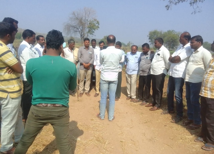 కుక్కల దాడిలో 12 జీవాల మృతి 60 వేల రూపాయల నష్టం ఎల్లారెడ్డి పేట: 25 జనవరి , 2023 కుక్కల దాడిలో 12 జీవాలు మృతి చెందిన సంఘటన అల్మాస్ పూర్ లో చోటు చేసుకుంది.వివరాల్లోకి వేళితే వీర్నపల్లి మండలం లోని మద్దిమల్ల కు చెందిన కేశవేణి ఎల్లయ్య యాదవ్, ప్యాట్ల ఎల్లయ యాదవ్ , దయ్యాల మల్లయ్య యాదవ్ లు జీవాలను పెంచుకుంటూ జీవిస్తున్నారు. ఉపాధి లో భాగంగా ఎల్లారెడ్డిపేట మండలం అల్మాస్ పూర్ లో ఉన్న జీవాల మంద పై కుక్కలు దాడి చేయడం తో 12 జీవాలు మరణించినట్లు బాధితులు తెలిపారు.ముగ్గరికి చెందిన 12 జీవాల మరణం తో తమకు 60 వేల రూపాయల నష్టం జరిగిందని బాధితులు రోదిస్తూ పెర్కోన్నారు. జీవాలకు మద్దిమల్ల లో మేత లేకపోవడం తో అల్మాస్ పూర్ కు మణ్యం ద్వారా వలస వచ్చామన్నారు. కేశవేణి నర్సయ్య యాదవ్ పోలం లో జీవాల మంద ఏర్పాటు చేశామన్నారు.మంగళవారం సాయంత్రం ప్రాంతంలో జీవాలకు రక్షణ కోసం ఏర్పాటు చేసిన కంచె ను సైతం తెంపేసి జీవాల పై కుక్కలు దాడి చేయడం వల్ల ముగ్గురి కి చెందిన 12 జీవాలు మృతి చెందినట్లు వారు వాపోయారు. అప్పు చేసి జీవాలను కోనుగోలు చేశామన్నారు. జీవాల మరణం తో తమకు ఆర్థిక నష్టం జరిగిందని కన్నీరు మున్నీరుగా విలపించారు. తమను స్థానిక మంత్రి వర్యులు కెటిఆర్ ప్రభుత్వం ద్వారా ఆదుకోవాలని బాధితులు వేడుకుంటున్నారు.