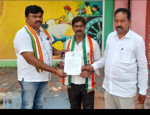 *కాంగ్రెస్ పార్టీ సీనియర్* *నాయకులు* 

 *జిల్లా కాంగ్రెస్ ఓబీసీ సెల్*  *అధ్యక్షుడు* 

 *కూసరవీందర్ చేతుల మీదుగా* *జిల్లా కాంగ్రెస్ ఓబీసీ* *సెల్* 

 *ఉపాధ్యక్షులుగా నియామక* *పత్రం తీసుకున్న.* *ఆగుల్ల రాజేశం* 

తెలుగు న్యూస్ సెప్టెంబర్ .20 (ముస్తాబాద్ ప్రతినిధి అరుపుల రాజు)

రాజన్న సిరిసిల్ల జిల్లాకేంద్రంలో ముస్తాబాద్ మండల కేంద్రానికి చెందిన  కాంగ్రెస్ సీనియర్  నాయకులు. ఆగుళ్ళరాజేశం. ఓబీసీ సెల్ జిల్లా ఉపాధ్యక్షులగా నియామక పత్రాన్ని జిల్లాఅధ్యక్షులుకూసరవీందర్ చేతులమీదుగాతీసుకోవడం జరిగినది నాపైనమ్మకంతో ఓబీసీ జిల్లా ఉపాధ్యక్షులు  బాద్యతలుగా అప్పగించిన రాష్ట్ర అధ్యక్షులు నూతి శ్రీకాంత్ పిసిసి అధ్యక్షులు రేవంత్ రెడ్డి  రాష్ట్ర ప్రచార కమిటీ కన్వీనర్ అజ్మతుల్లా హుస్సేనీ డిసిసి.మాజీ పార్లమెంటు సభ్యులు పొన్నం ప్రభాకర్ అధ్యక్షులు ఆది శ్రీనివాస్ పీసీసీ.మాజీ అధికార ప్రతినిధి చీటి ఉమేశ్ రావు .ప్రదేశ్ కాంగ్రెస్ కమిటీ ప్రచార కమిటీ సభ్యులు సంగీతం శ్రీనివాస్ జిల్లా ఉపాధ్యక్షులు బుర్ర రాములు .జిల్లా ప్రధాన కార్యదర్శి పెద్దిగారి శ్రీనివాస్ మాజీ సర్పంచ్ ఓరగంటి తిరుపతి .సహకరించిన జిల్లా నాయకులకు ధన్యవాదాలు
         .....అగుళ్ళ రాజేశం